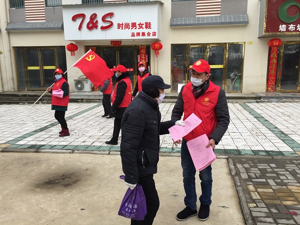 東流鎮(zhèn)城北社區(qū)組織黨員志愿者對轄區(qū)住戶、過往行人發(fā)放防疫宣傳資料.jpg